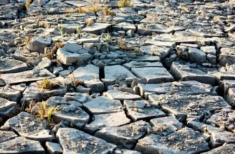 Sonhar com chão se abrindo: desabando, se movendo, rachando e mais!