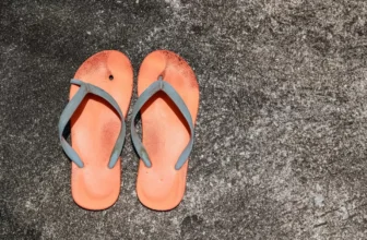 Sonhar com chinelo quebrado: branco, preto, azul, amarelo e mais!