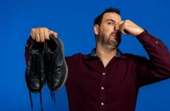O que significa sonhar com chulé? Cheiro intenso, no tênis, pé e mais!