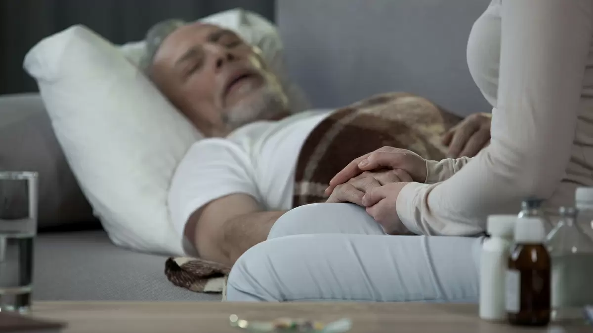 foto de homem em cama de hospital