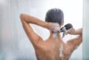 lavando cabelo