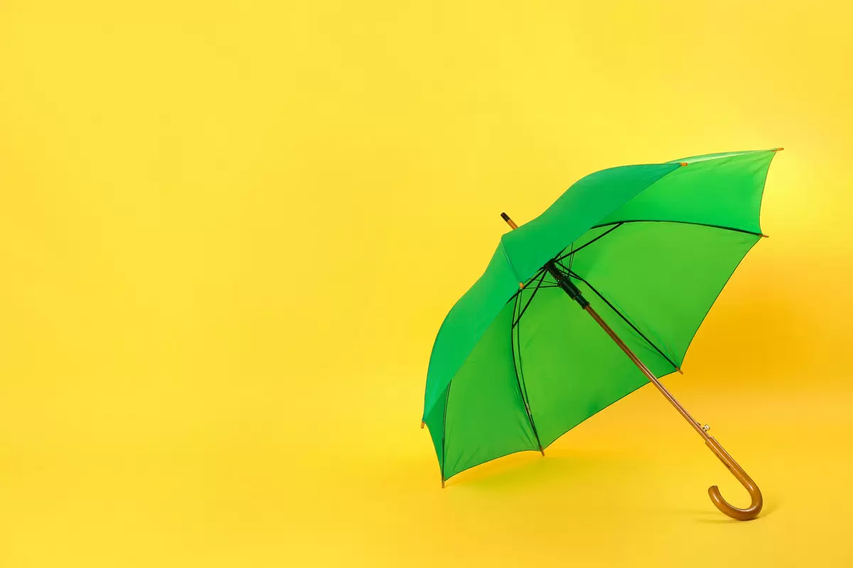 foto de guarda chuva em fundo amarelo