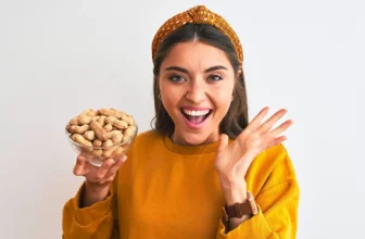 mulher comendo amendoim