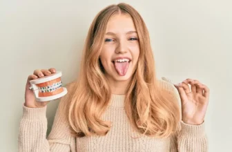 Sonhar com aparelho de dente: Quebrado, caindo, colocando e mais!