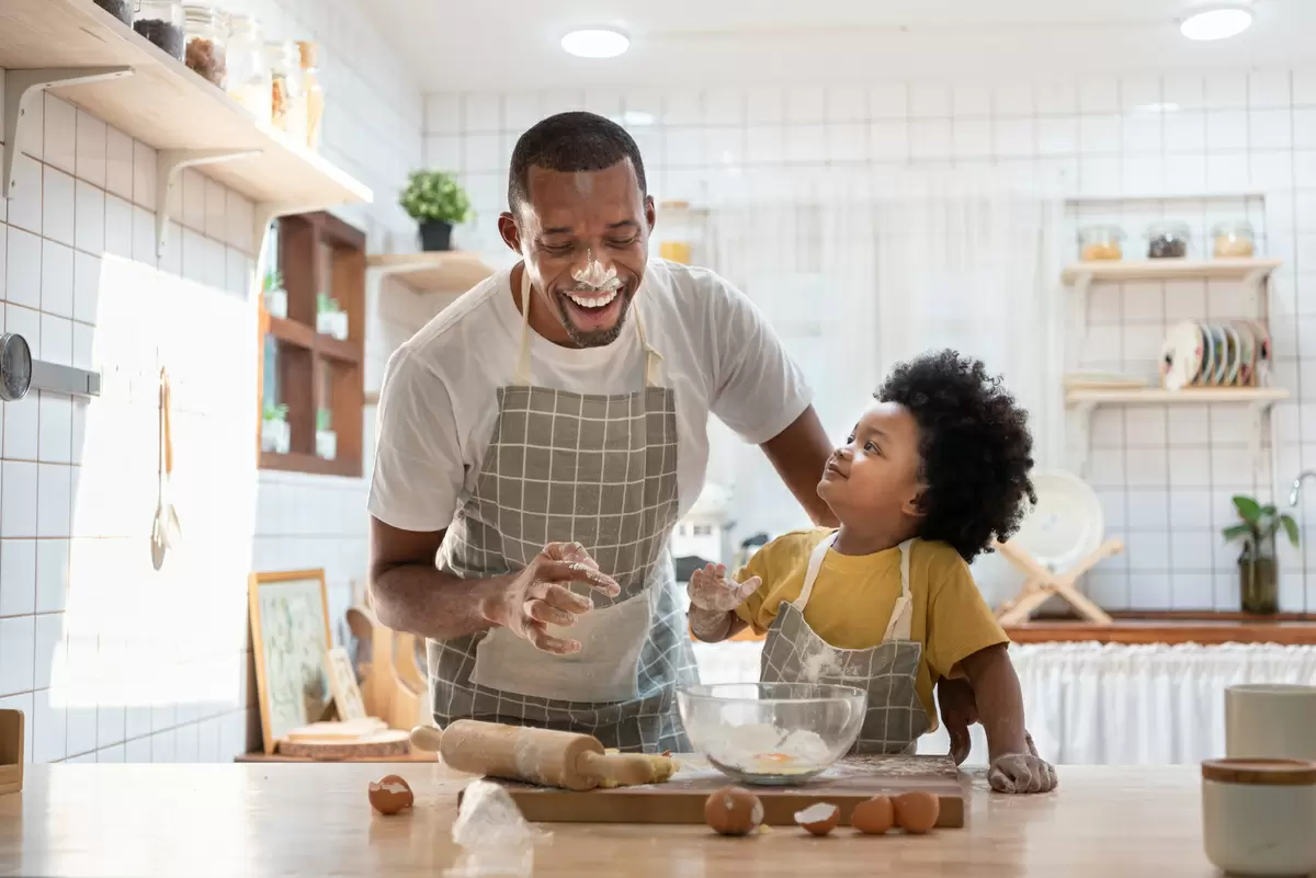 Foto de homem negro e criança brincando