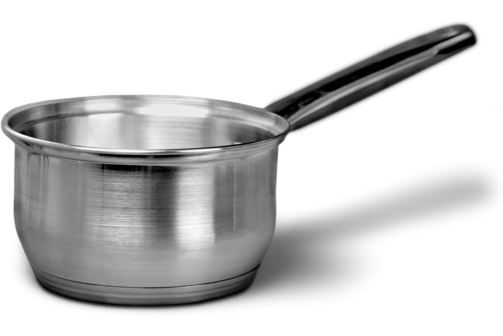 Panela em um fundo branco.