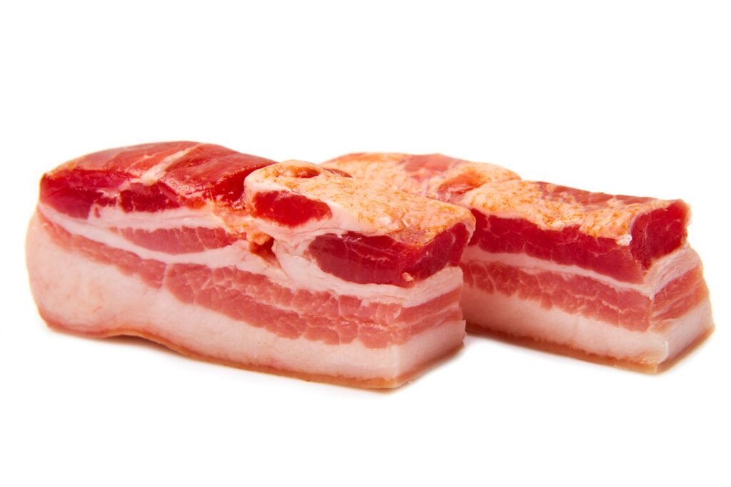 Bacon em pedaços.