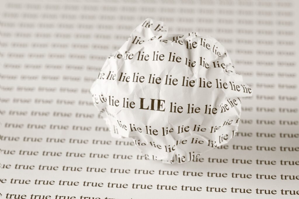 Bola de papel amassado com as palavras: "lie". 