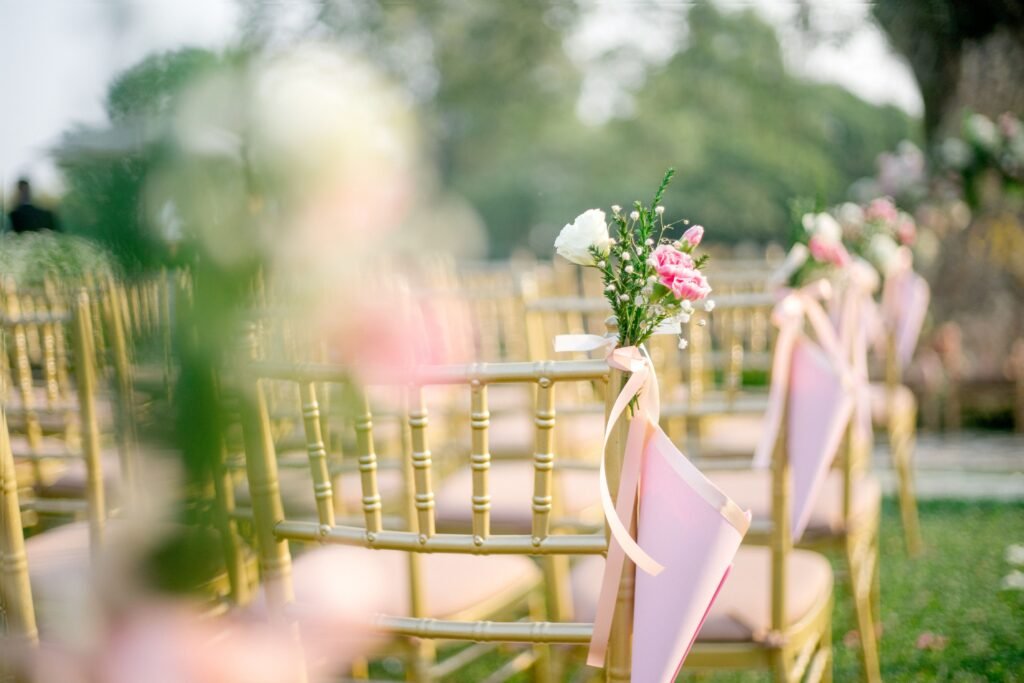 Cadeiras de um casamento. 