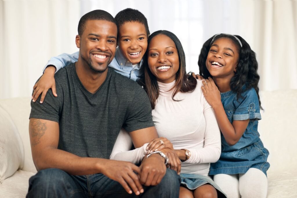 Família de pai, mãe, filha e filho.