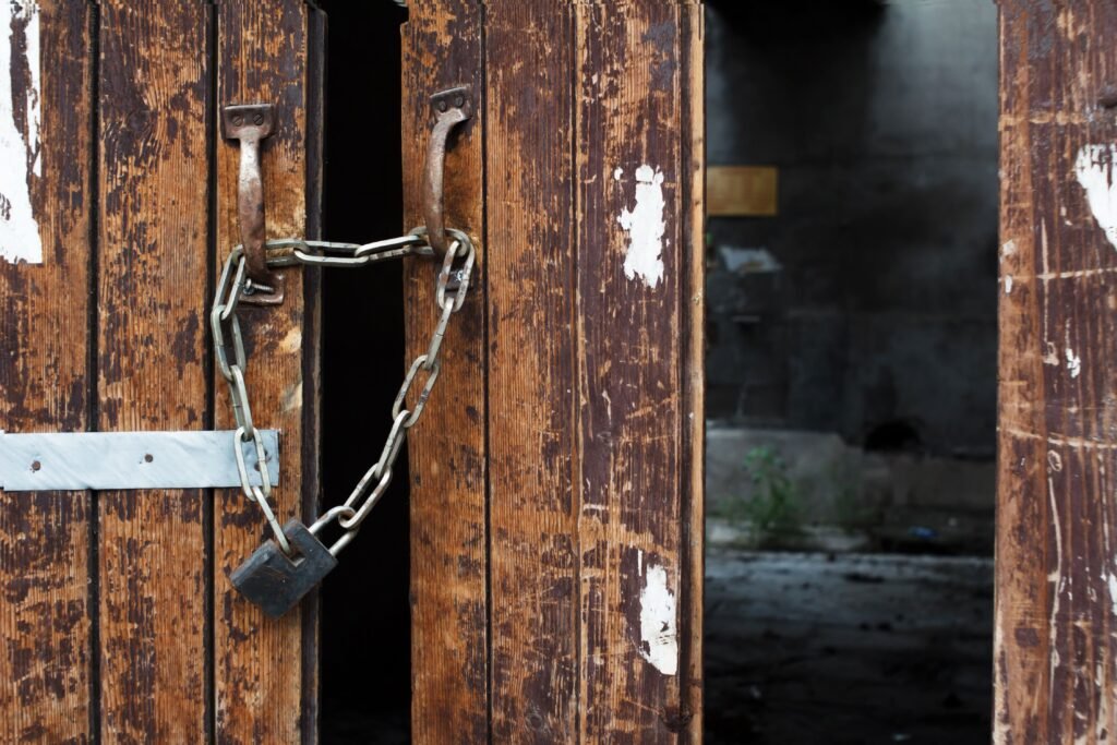 Porta quebrada com cadeado.