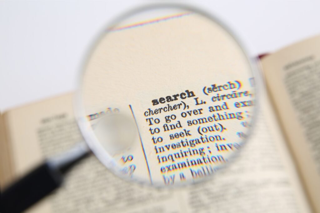 Lupa focando na palavra "search".