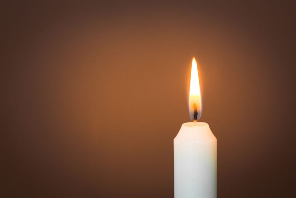 Vela de cera acesa.