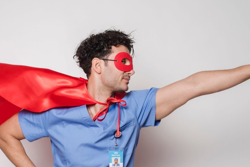 Rapaz vestido de super-herói.