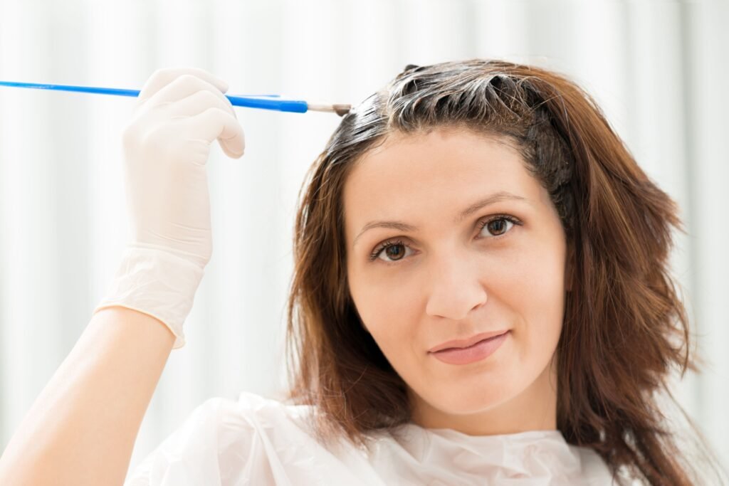 Mulher pintando o cabelo.
