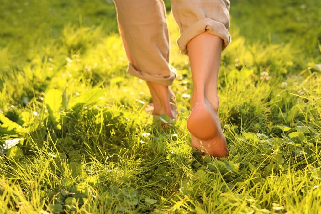 Pessoa andando em um pasto.