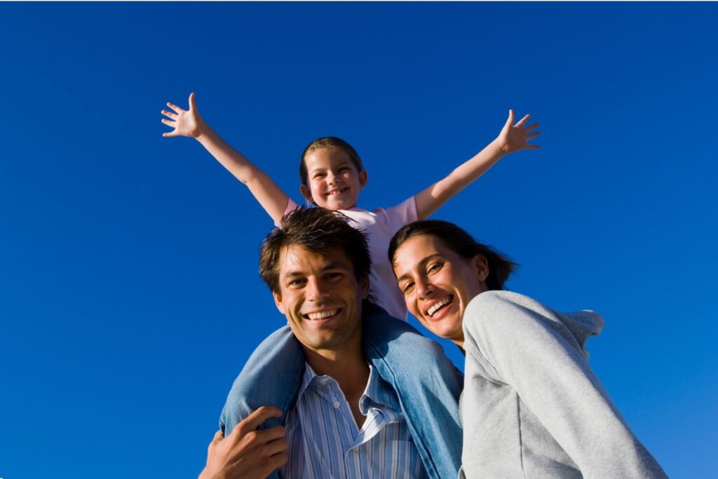 Família de pai, mãe e filha.