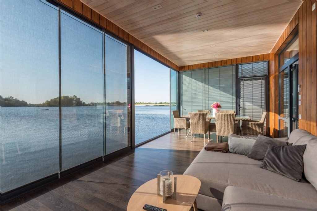 Porta de vidro de uma casa em um rio. 