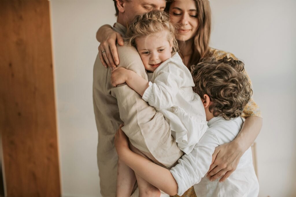 Família se abraçando.