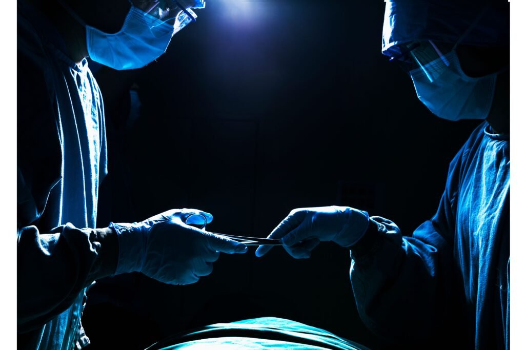 Dois médicos manipulando instrumentos.
