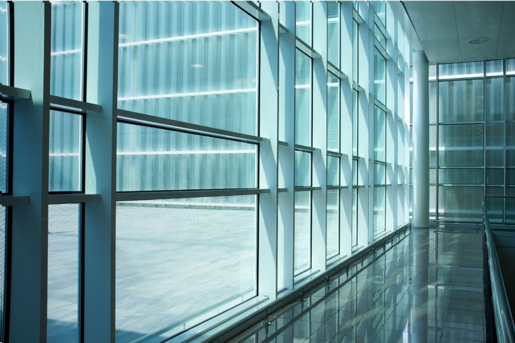 Porta de vidro de um prédio executivo.