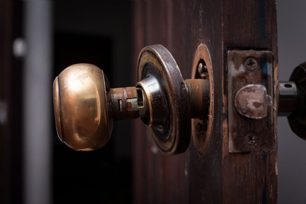 Maçaeta antiga quebrada.