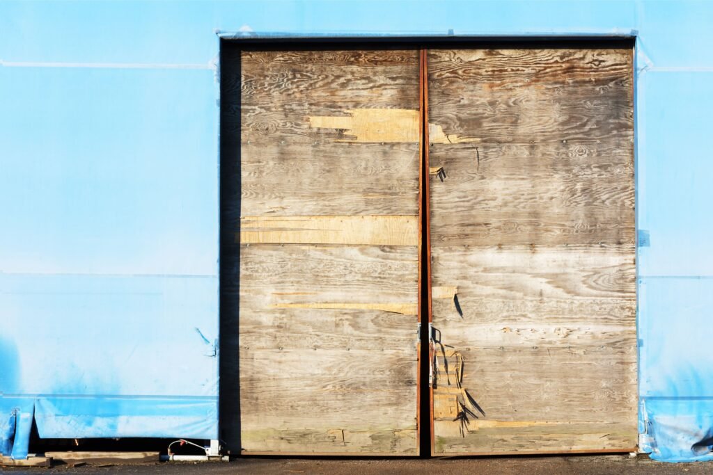 Portade madeira quebrada. 