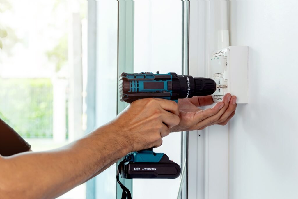 Pessoa consertando uma tomada.