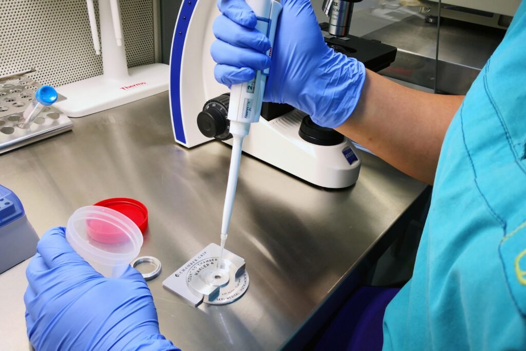 Cientista examinando espermatozóide.