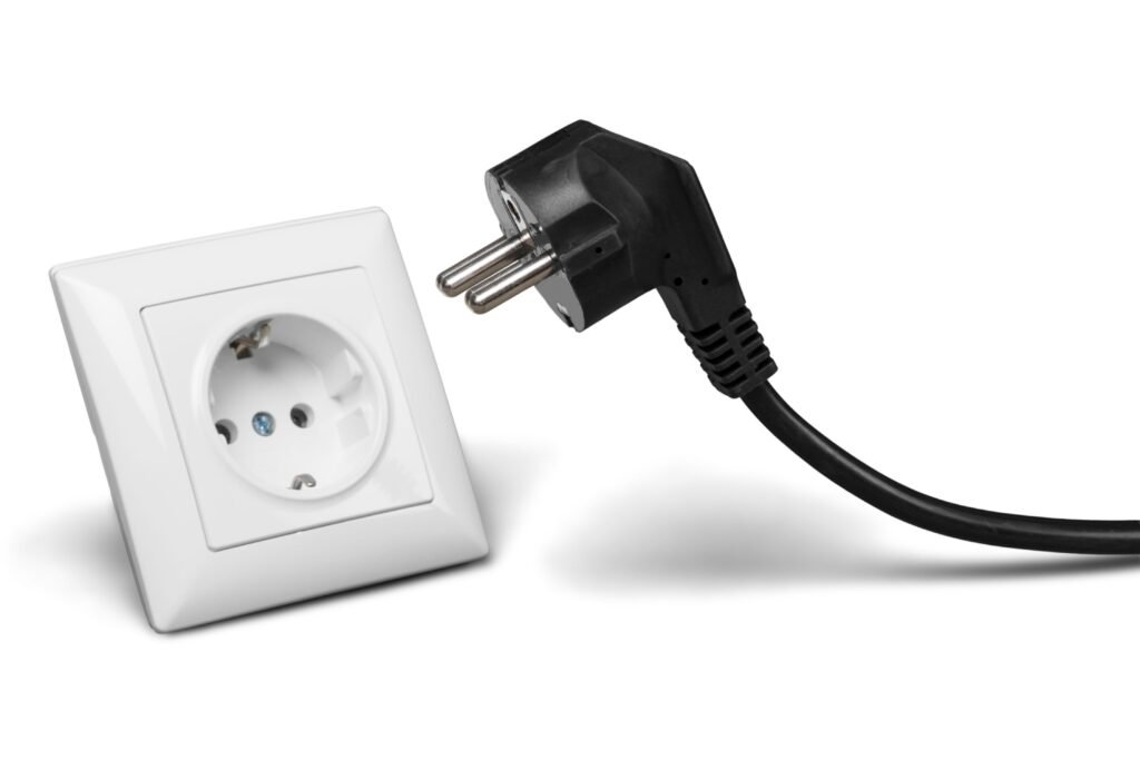 Plug ao lado de uma tomada.