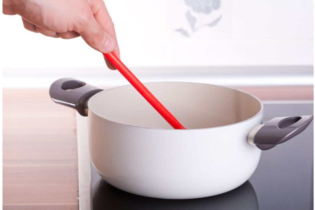 Pessoa mexendo algo em uma panela.