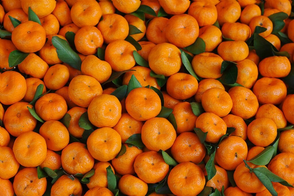 Muitas mexiricas agrupadas. 