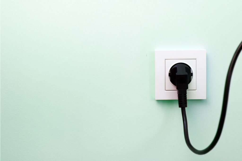 Tomada em uma parede azul. 