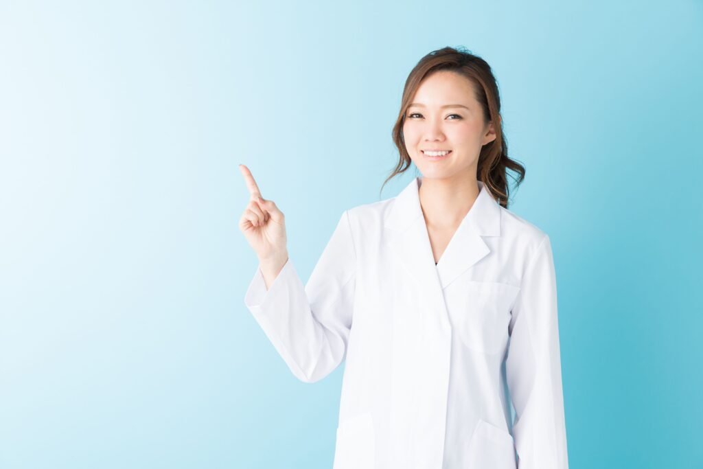 Mulher de jaleco branco em um fundo azul claro.