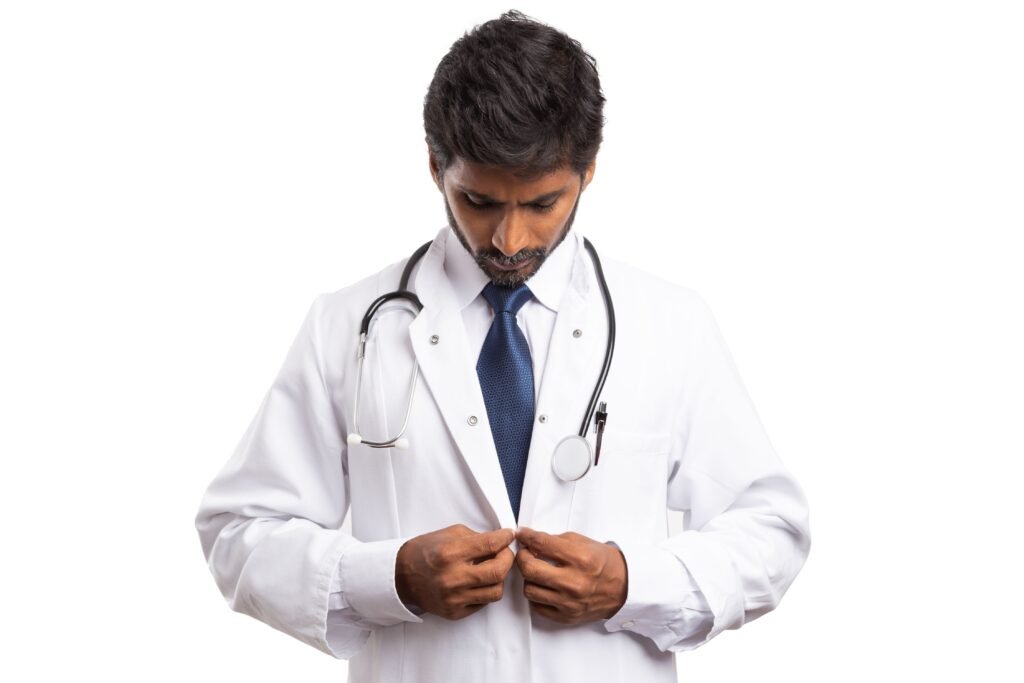 Médico de branco em um fundo branco. 