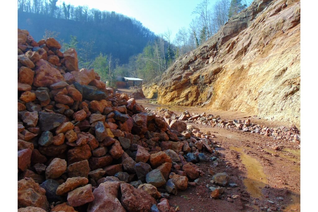 Pedras ao lado de um barranco.