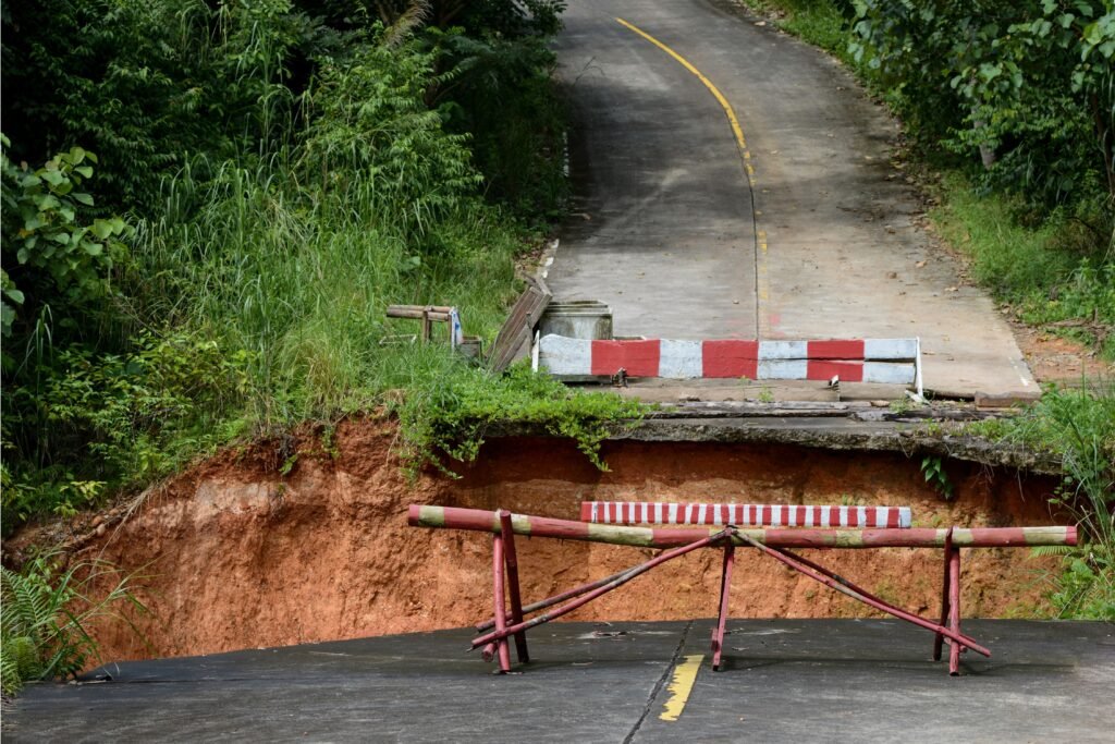 Vão aberto no meio de uma estrada. 