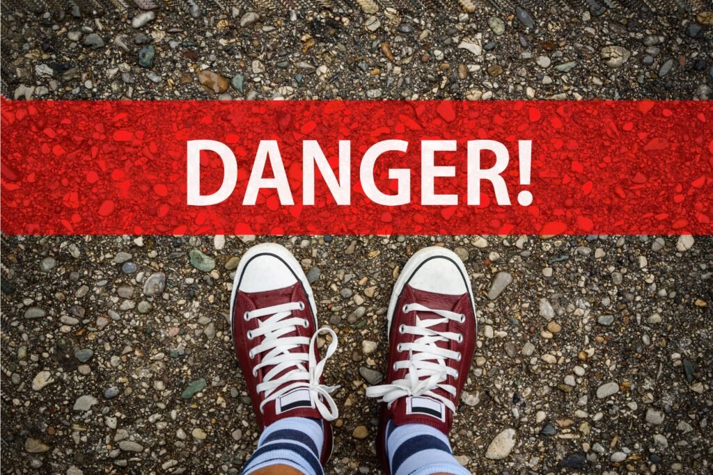 Imagem de um chão com a palavra "Danger".