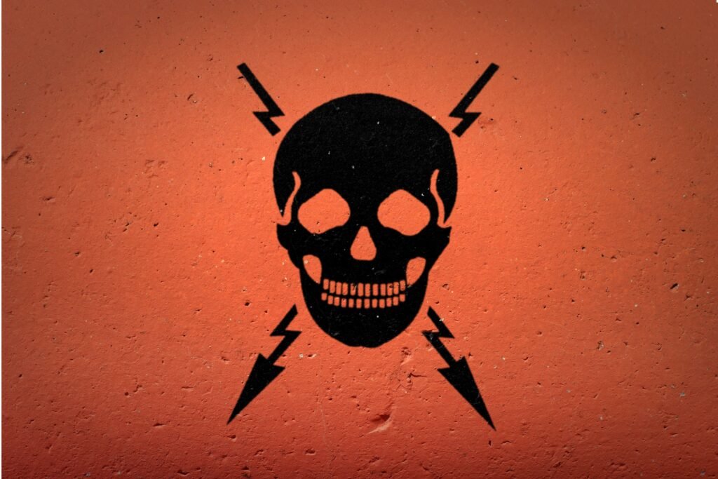 Caveira de perigo em um fundo laranja.