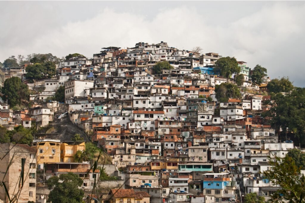 Favela em céu nublado.