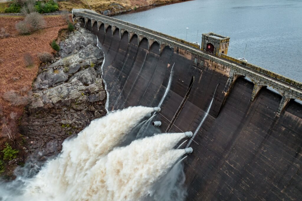 Açude próximo a uma área com terra.