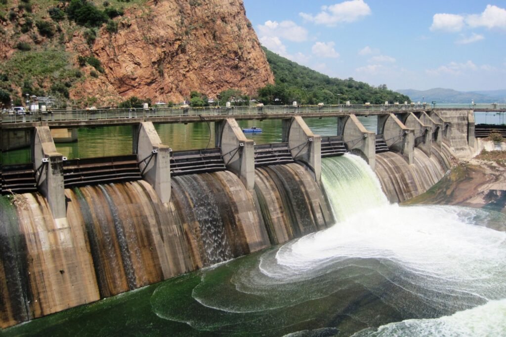 Açúde ao lado de uma formação rochosa. 