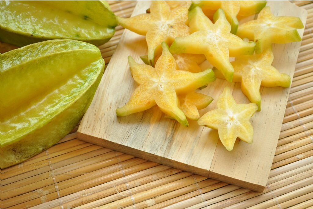 Carambola fatiada em tábua.