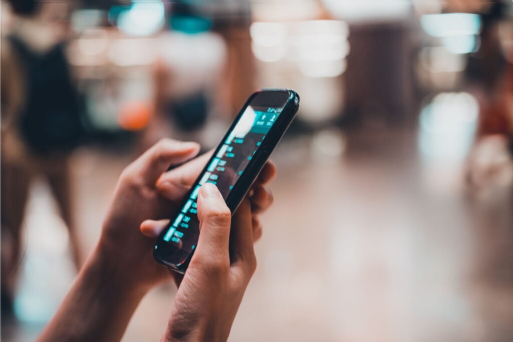 Pessoa mexendo no celular.