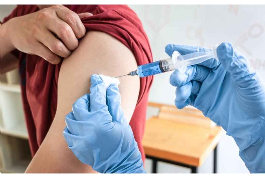 Pessoa levando uma injeção.