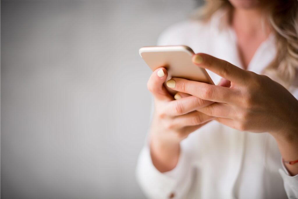 Mulher usando celular.