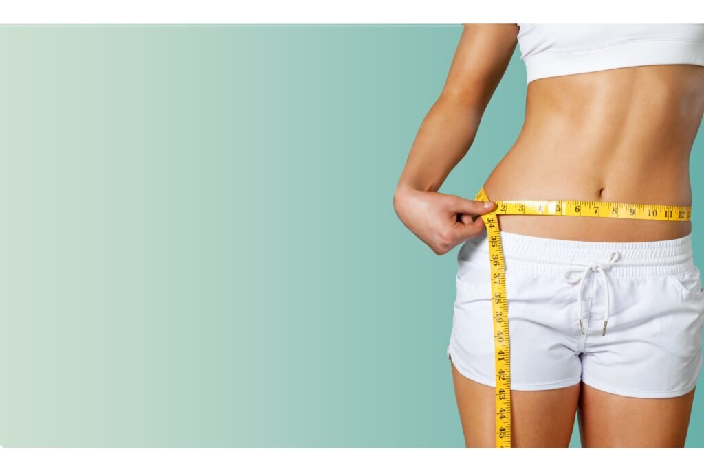 Mulher medindo sua cintura.