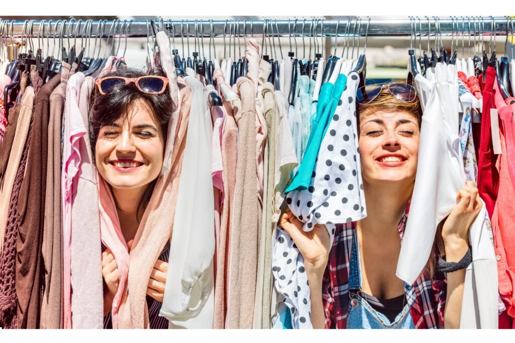 Duas amigas em um brechó.