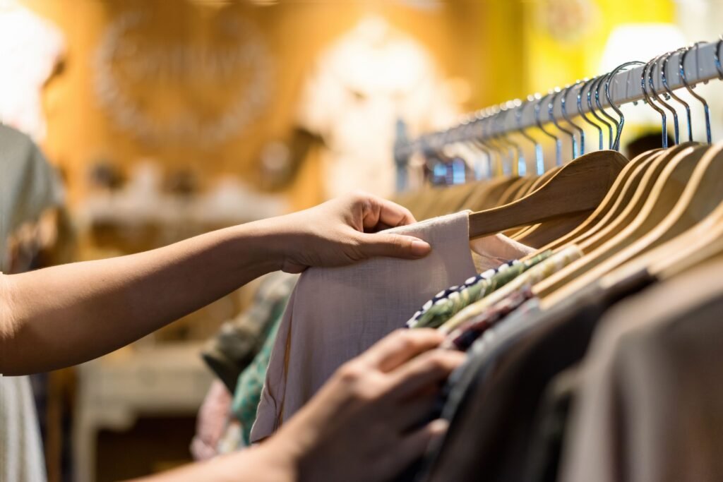 Pessoa escolhendo roupa.