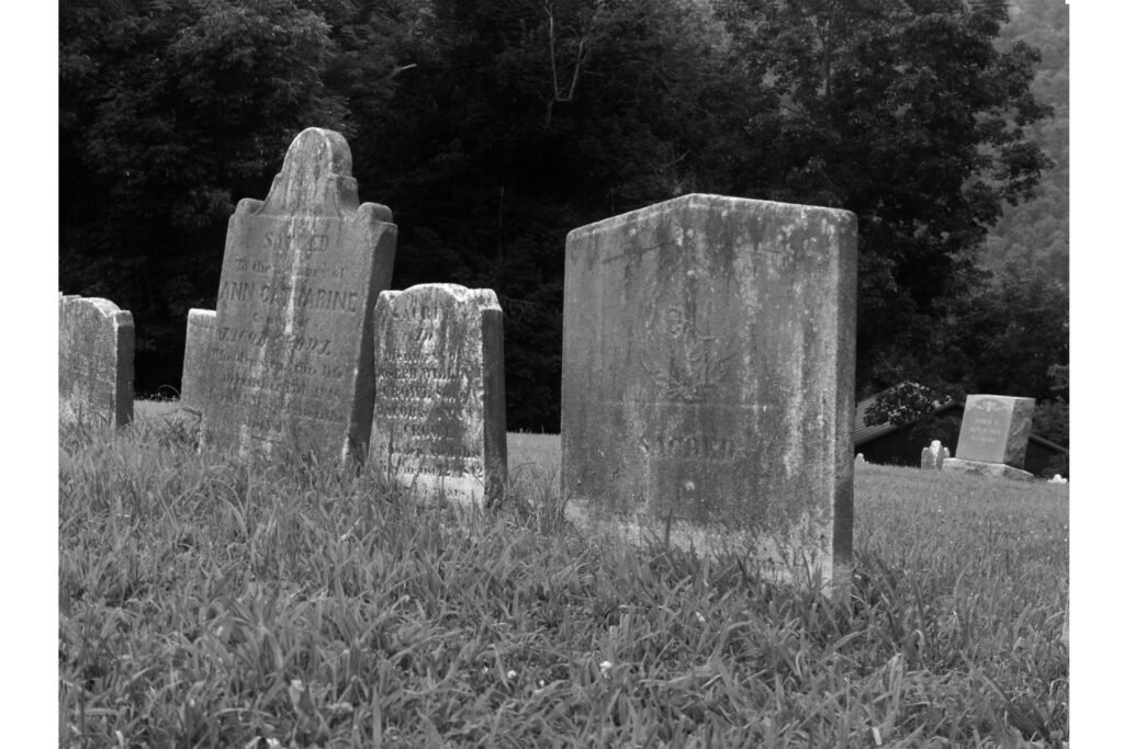 Foto em preto e branco de sepulturas.